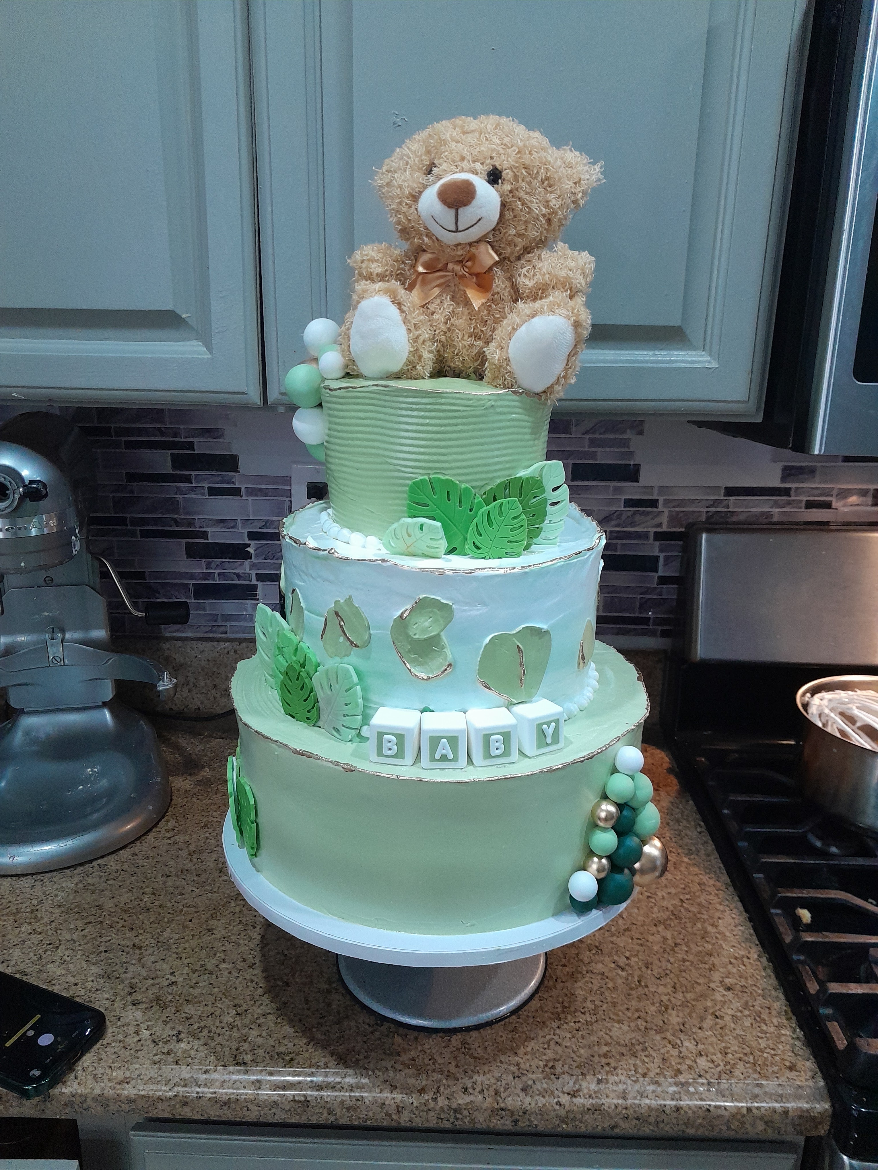 Pastel de Baby Shower de tres pisos con osito